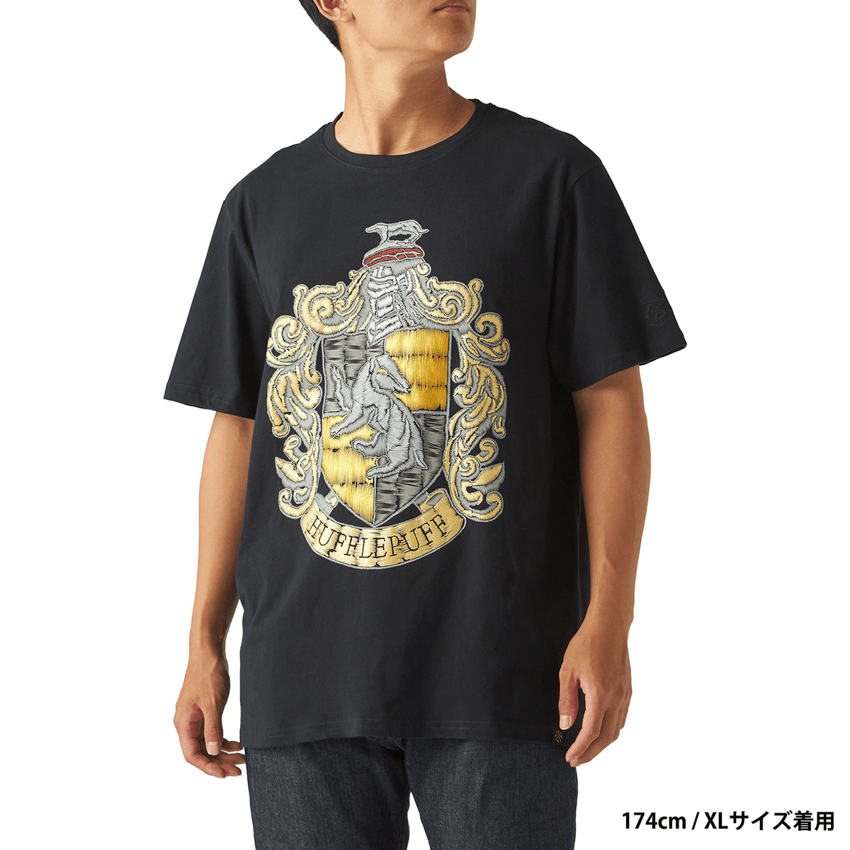 Polera negra con emblema Hufflepuff