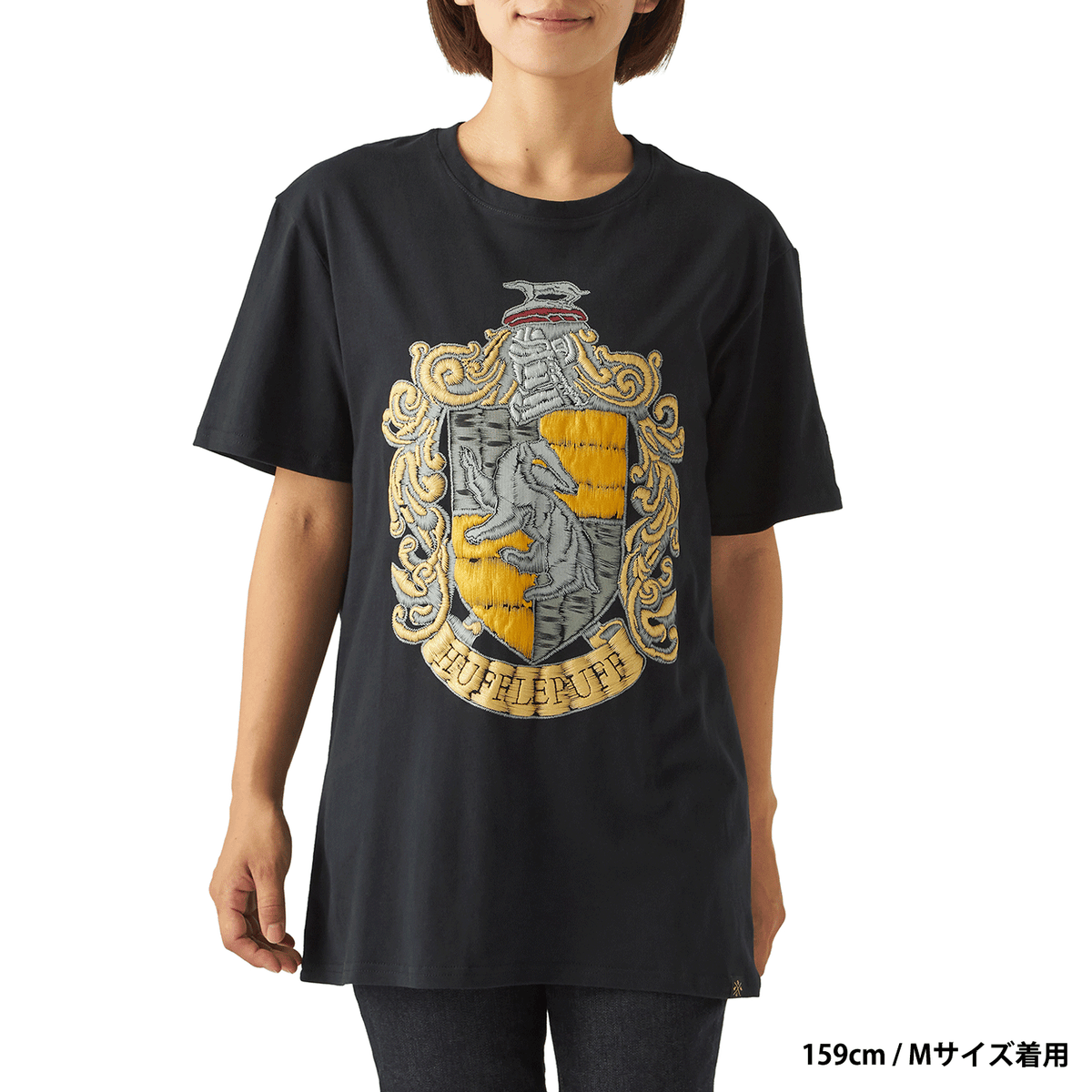 Polera negra con emblema Hufflepuff