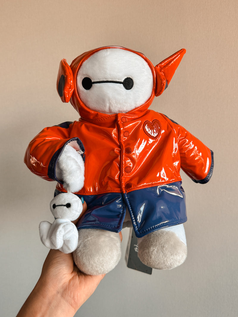 Peluche Baymax con Traje de LLuvia - Tokyo Disney