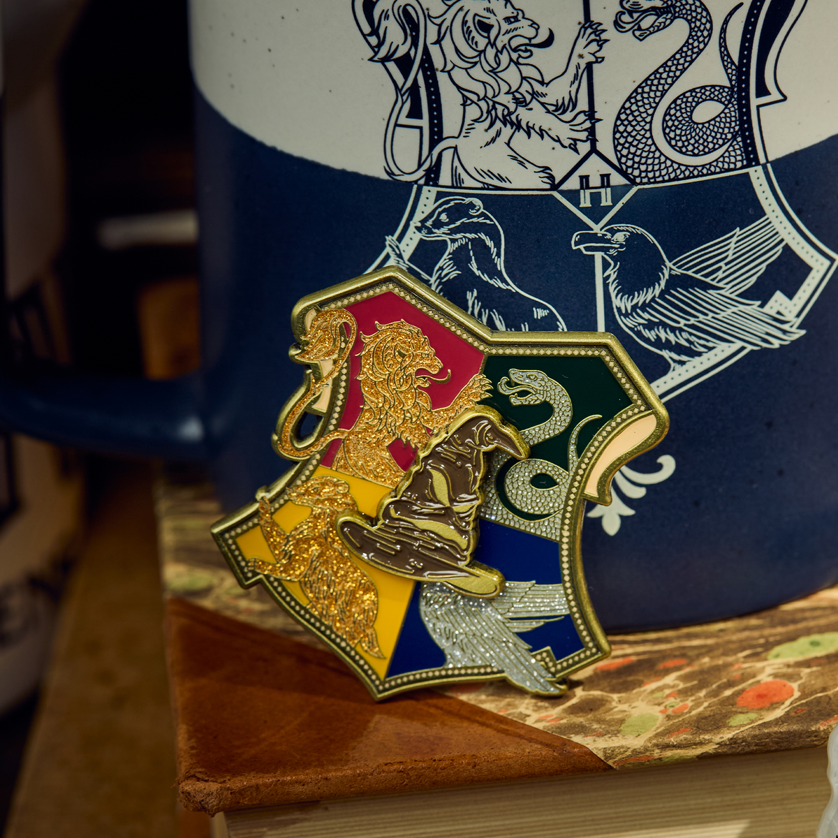 Pin giratorio del escudo de Hogwarts
