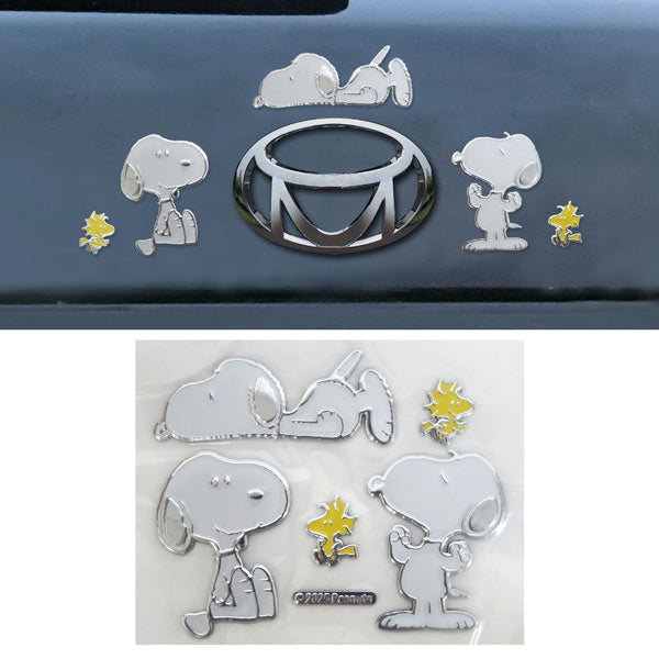 Sticker con emblema colorido de Snoopy