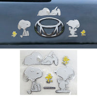 Sticker con emblema colorido de Snoopy