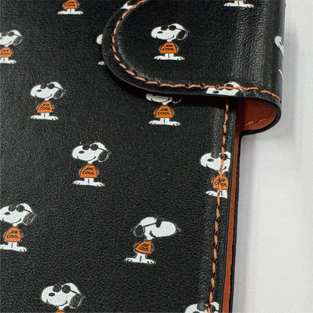 Funda tipo libro MagSafe para iPhone de Snoopy