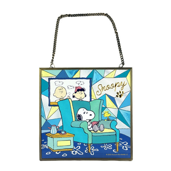 Cuadro tipo vitral cuadrado de Snoopy en el sofá