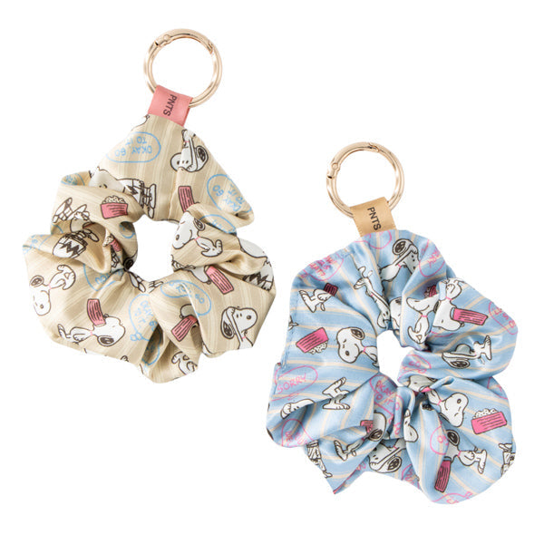 Colet tipo scrunchie con charm de Snoopy