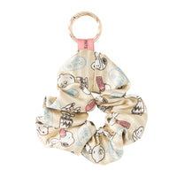 Colet tipo scrunchie con charm de Snoopy