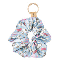Colet tipo scrunchie con charm de Snoopy