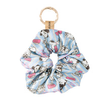 Colet tipo scrunchie con charm de Snoopy