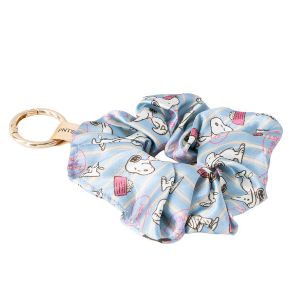 Colet tipo scrunchie con charm de Snoopy