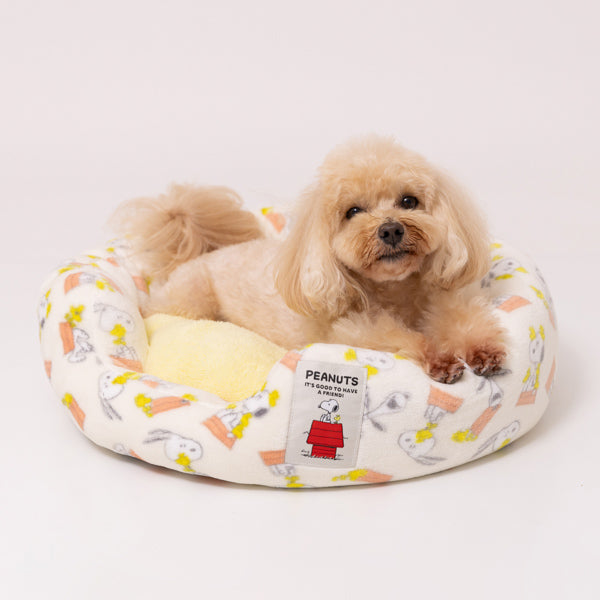 Cama redonda de Snoopy con diseño de techo rojo