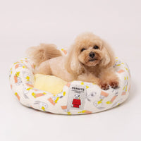 Cama redonda de Snoopy con diseño de techo rojo
