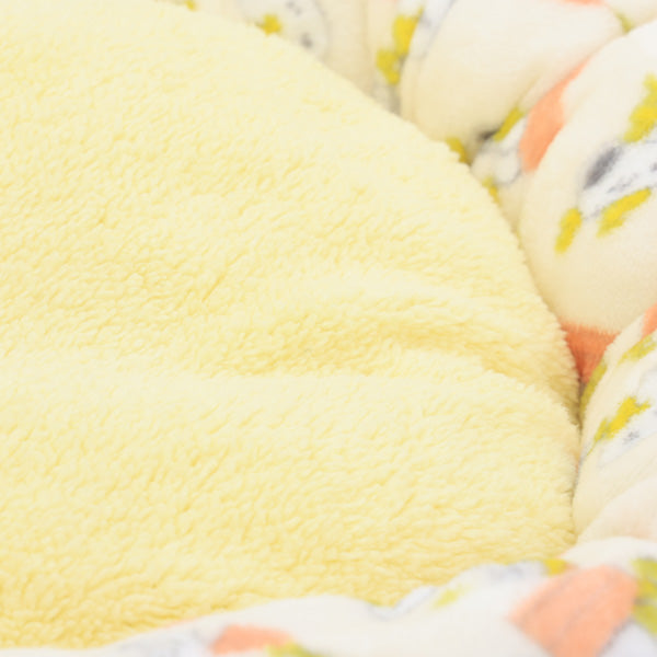 Cama redonda de Snoopy con diseño de techo rojo