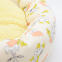 Cama redonda de Snoopy con diseño de techo rojo