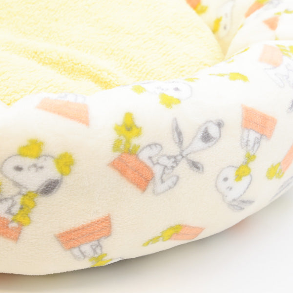 Cama redonda de Snoopy con diseño de techo rojo