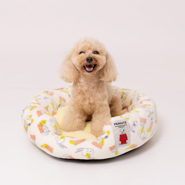 Cama redonda de Snoopy con diseño de techo rojo