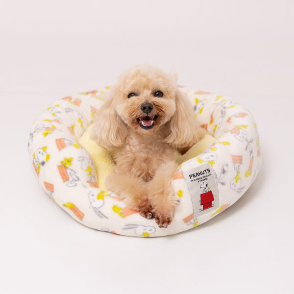 Cama redonda de Snoopy con diseño de techo rojo