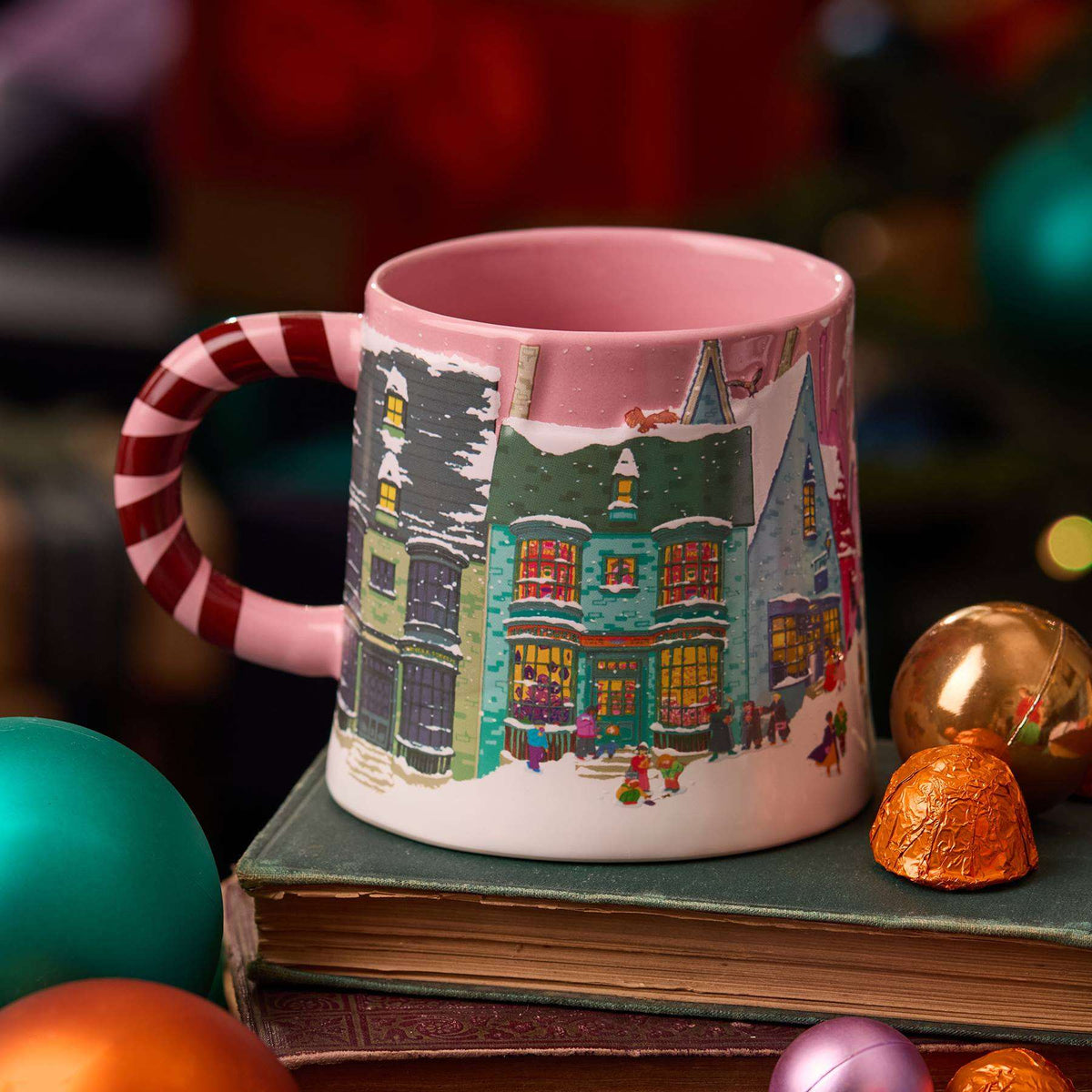Taza navideña rosa de Diagon Alley