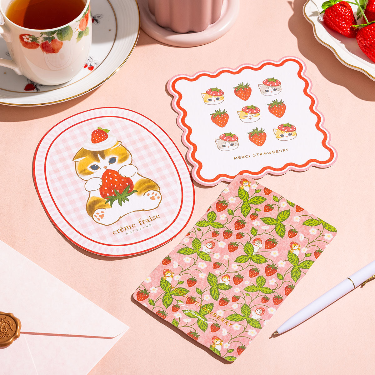 Postal troquelada mofusand con diseño de fresas