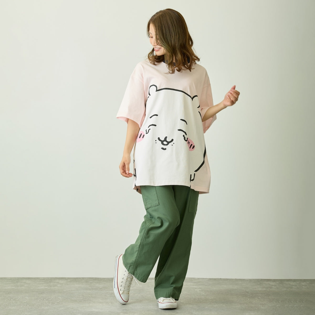 Polera rosada Chiikawa Park con personaje grande