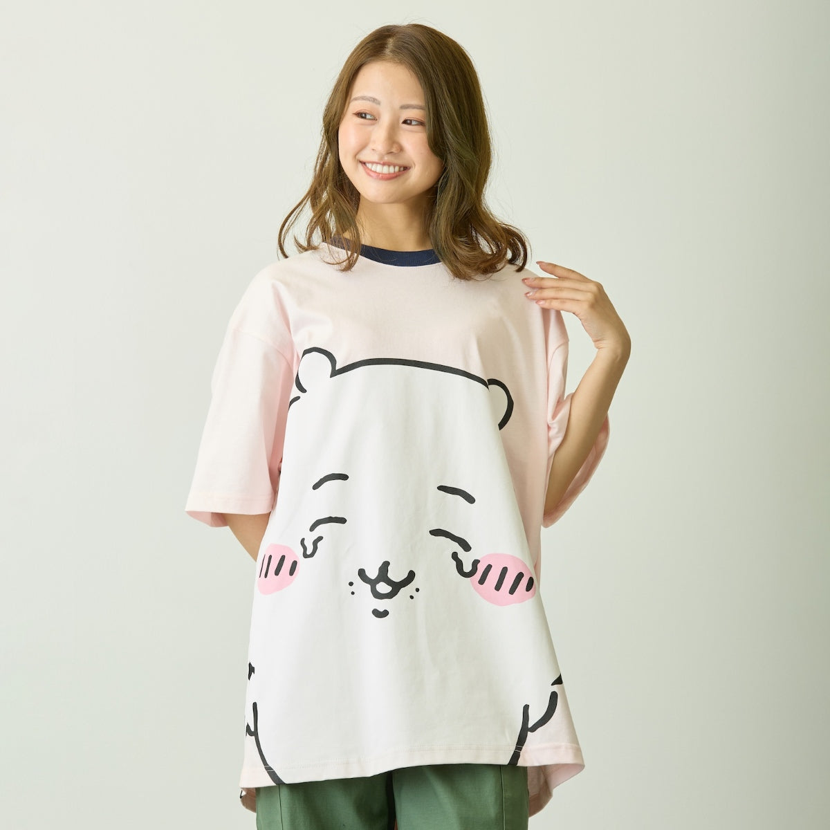Polera rosada Chiikawa Park con personaje grande
