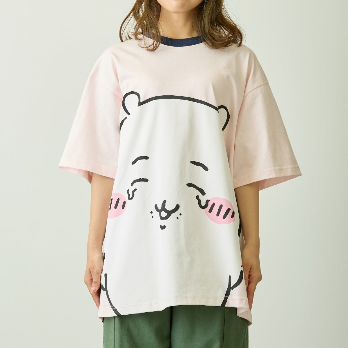 Polera rosada Chiikawa Park con personaje grande