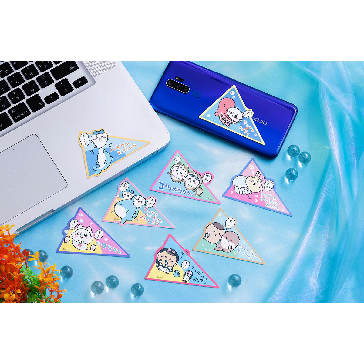 Sticker de Chiikawa y Hachiware con un pez luna