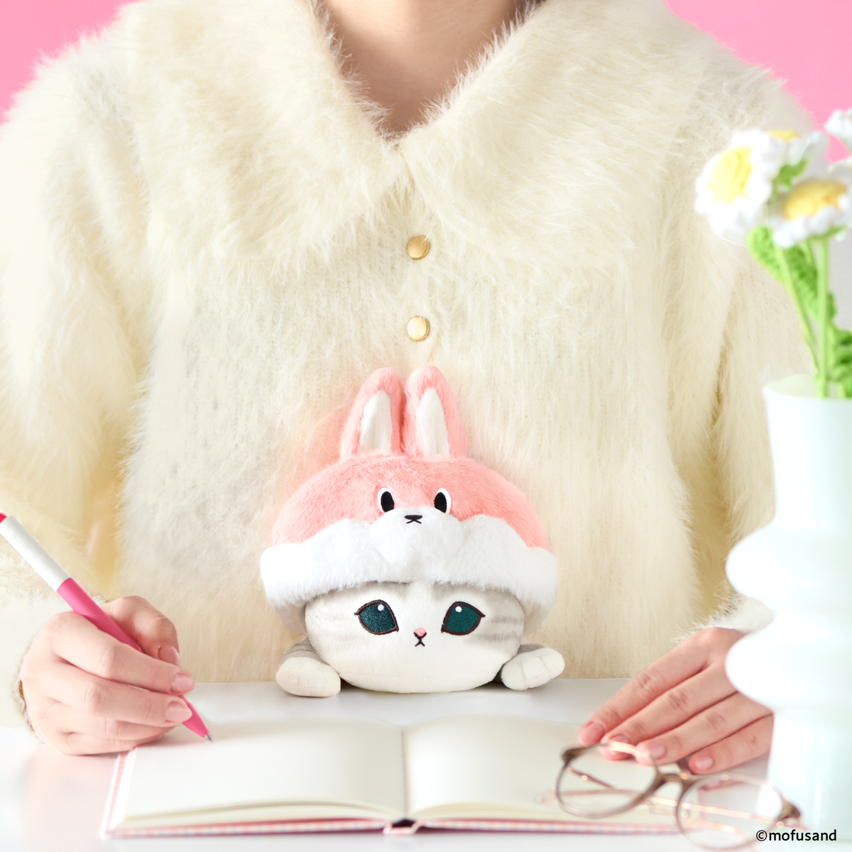 Peluche de apoyo postural mofusand: gatito conejo