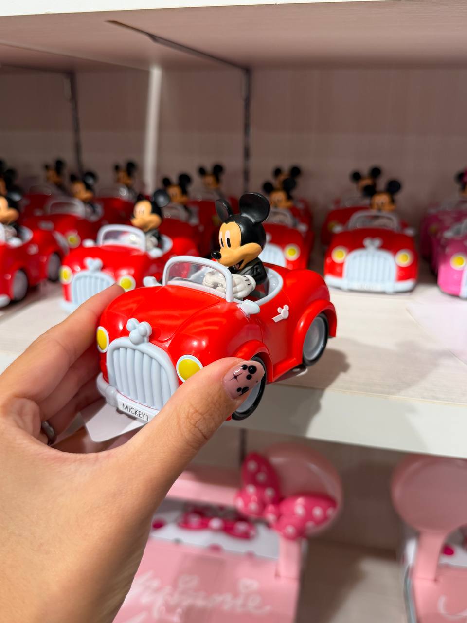 Figura Mickey Mouse en Auto Rojo