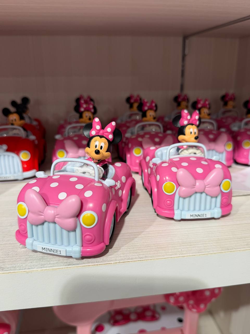 Figura Minnie en Auto Rosa con Lunares
