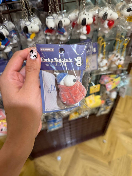 Llavero Snoopy con Abrigo Rojo y Gorro Azul