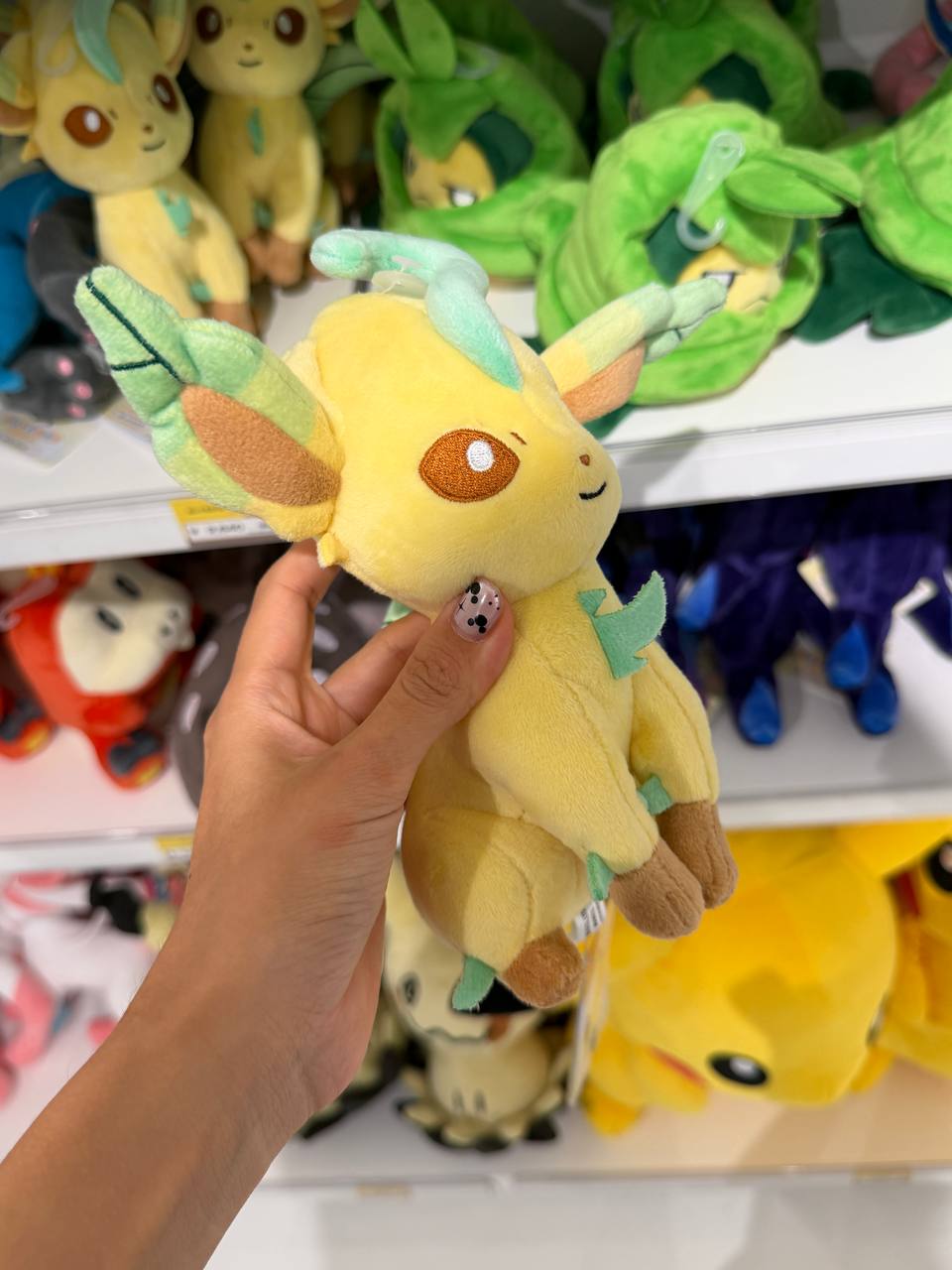 Peluche Leafeon Pokémon Amarillo y Verde