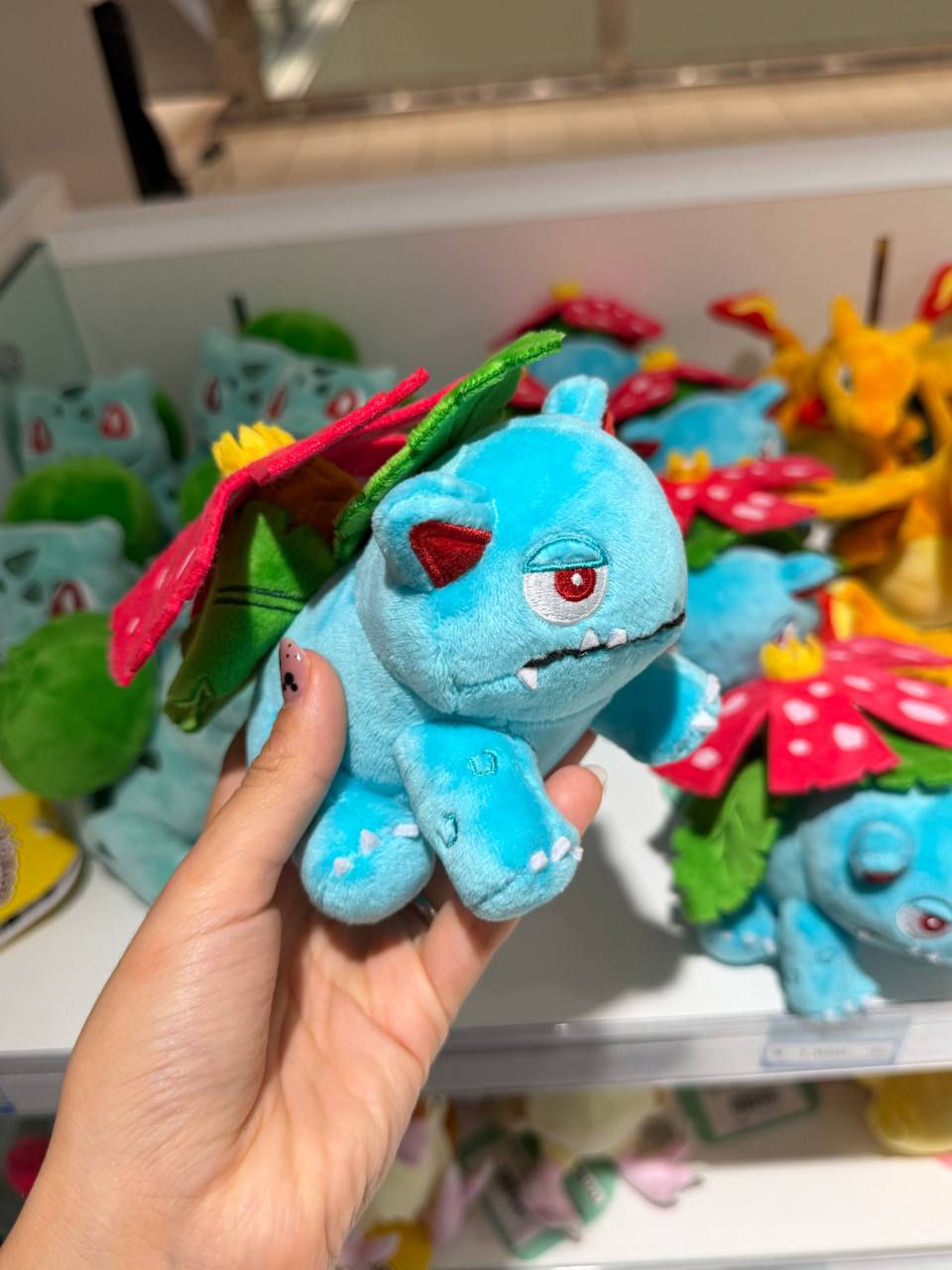Peluche Pokémon Azul con Flor Roja