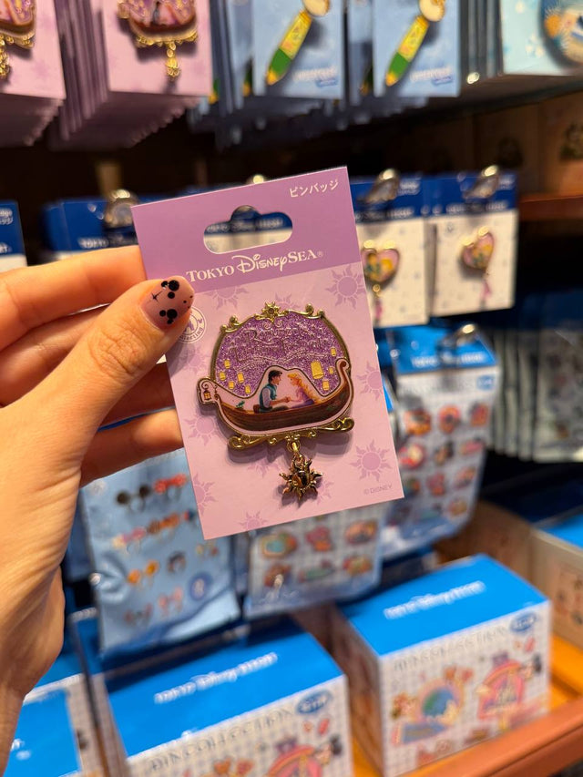Pin Rapunzel y Flynn Morado con Colgante