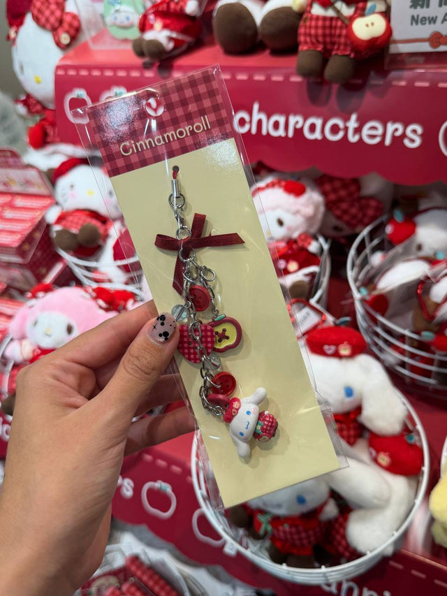 Llavero Cinnamoroll con Charms de Cuadros Rojos