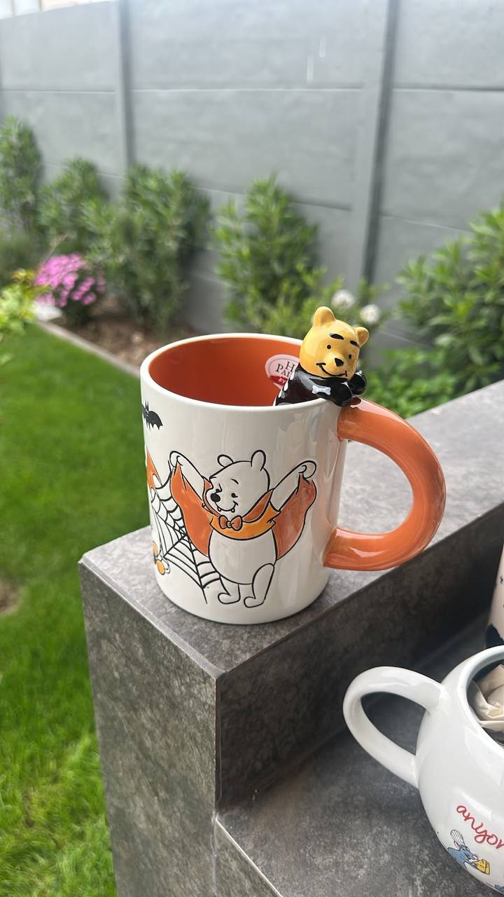 Taza Winnie Halloween con Figura en el Borde