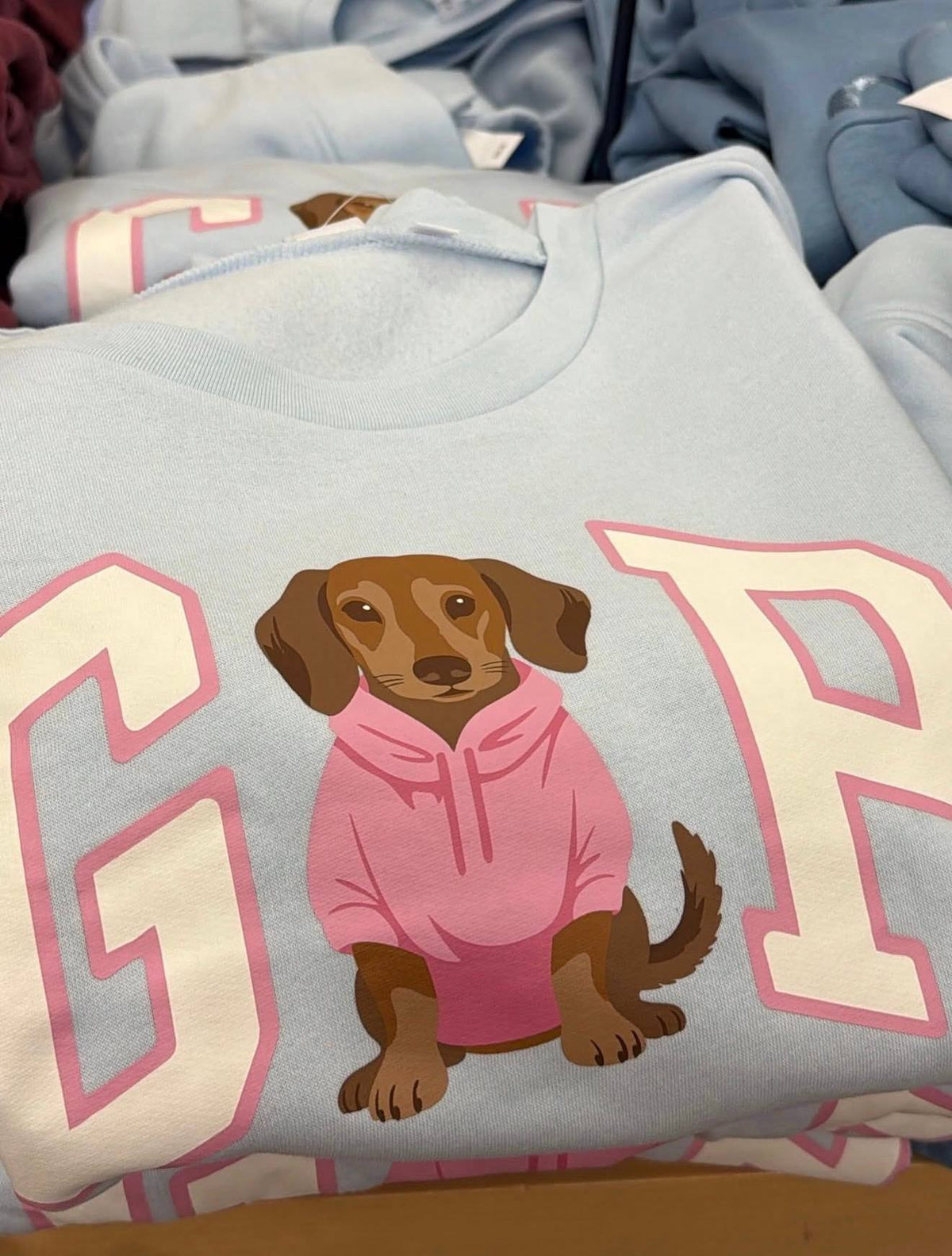 Polerón Perrito GAP con Gráfico Rosado