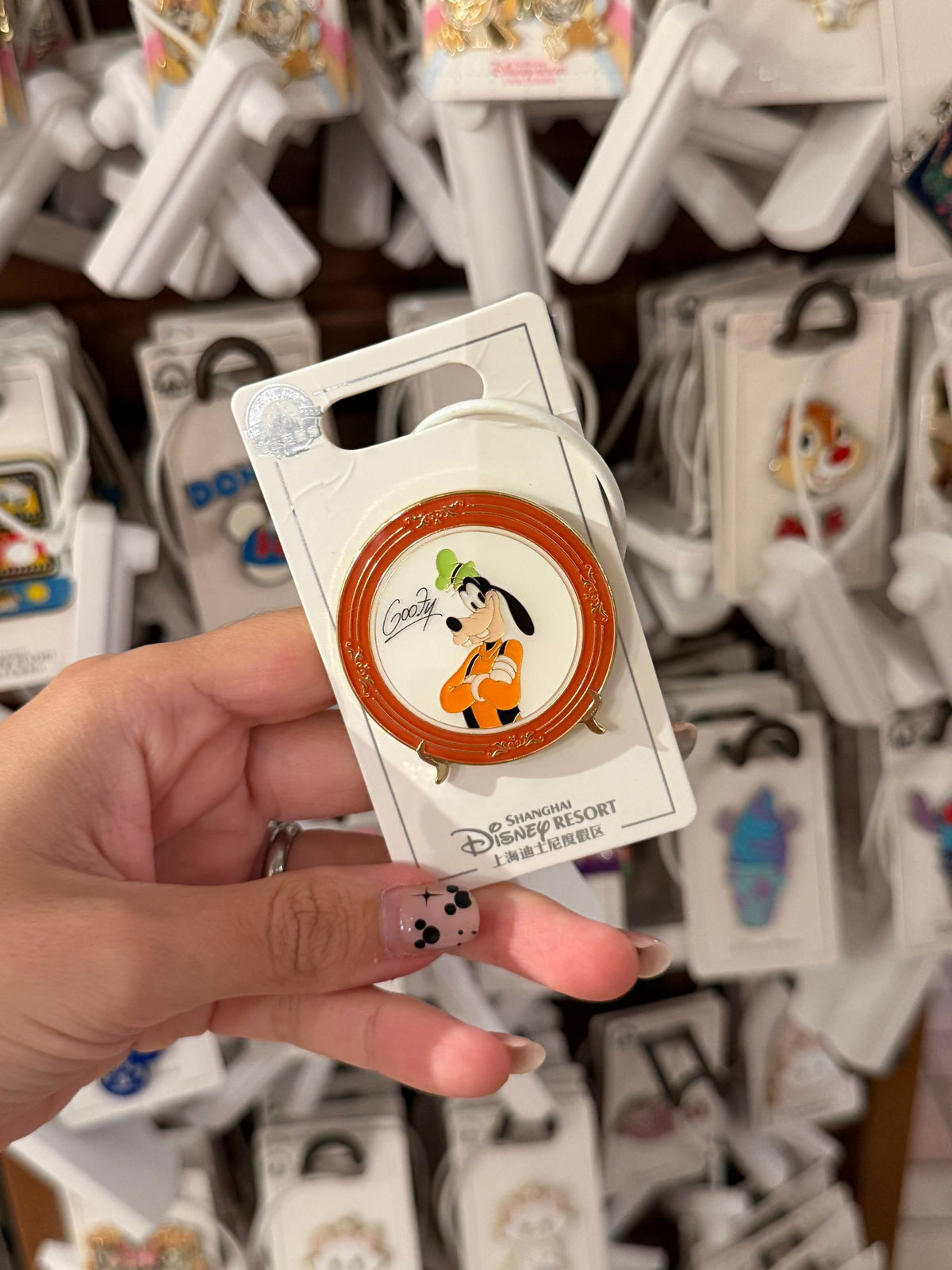 Pin Goofy en Marco Circular Naranjo