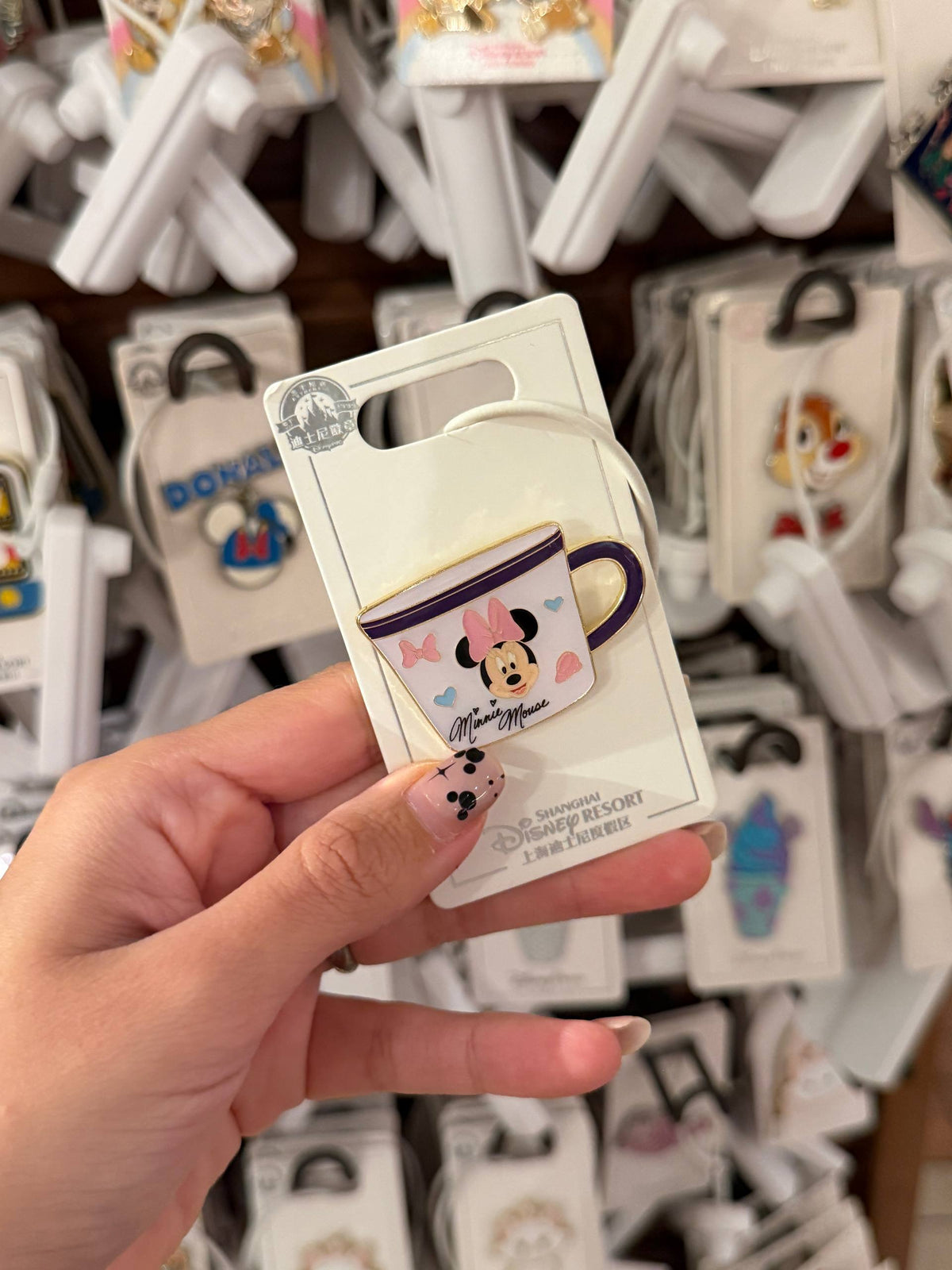 Pin Minnie Mouse en Taza con Corazones