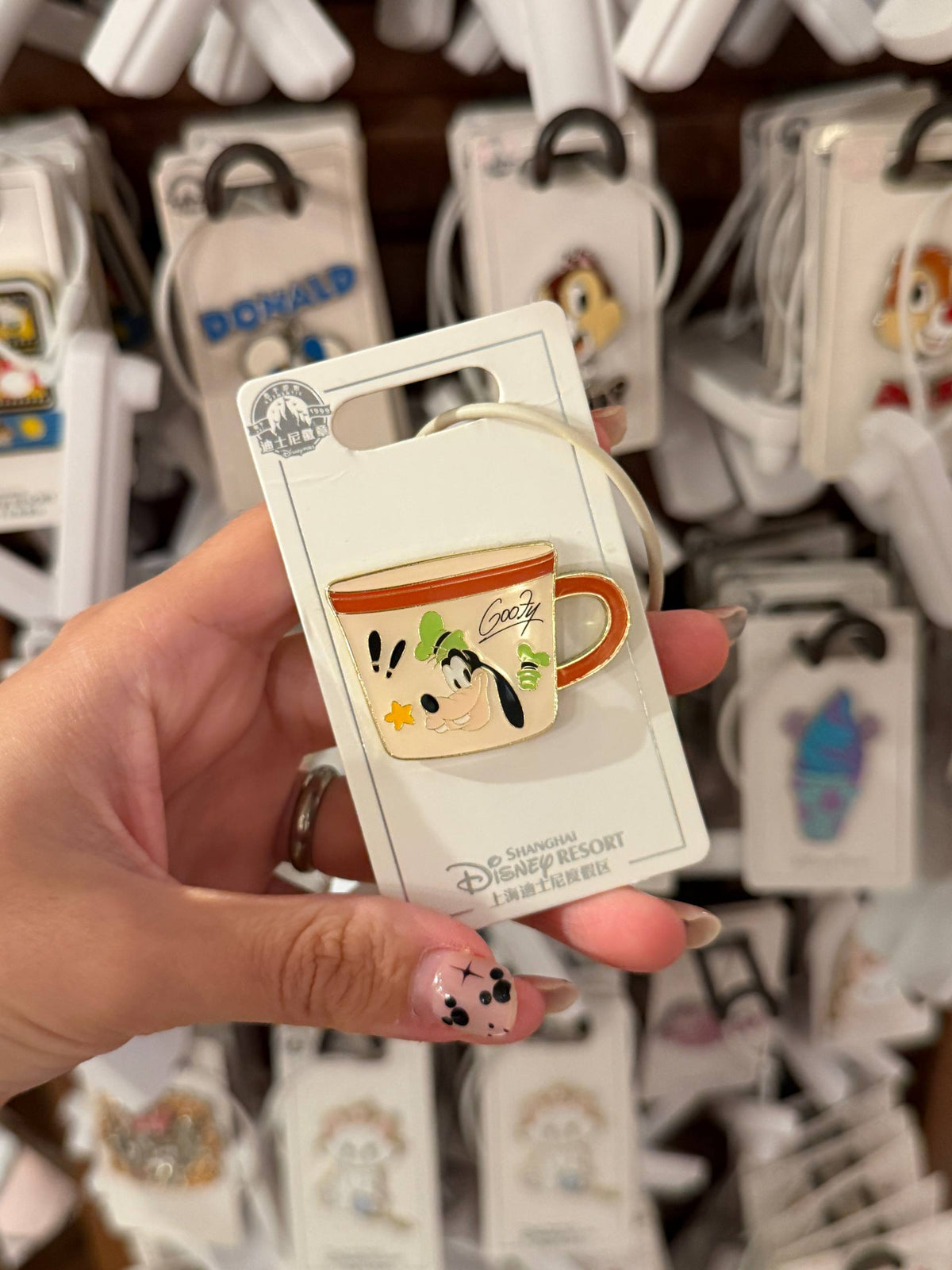 Pin Goofy Taza con Borde Naranjo
