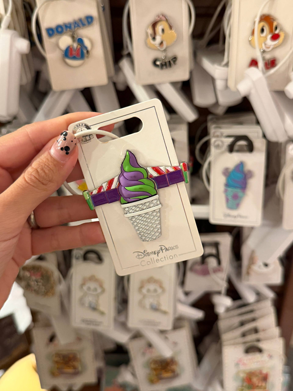 Pin Buzz Lightyear Cono Morado y Verde
