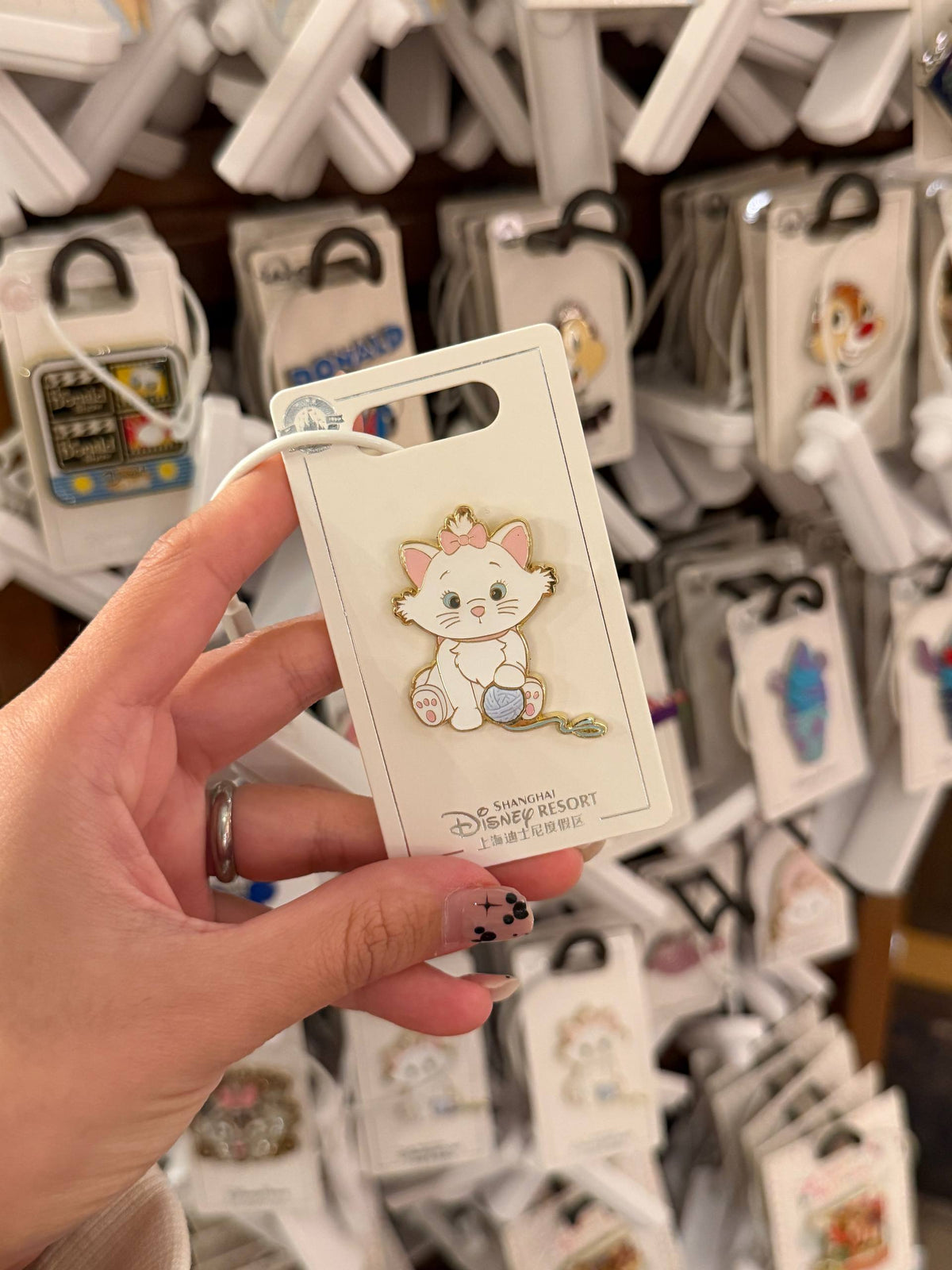 Pin Marie con Ovillo de Lana