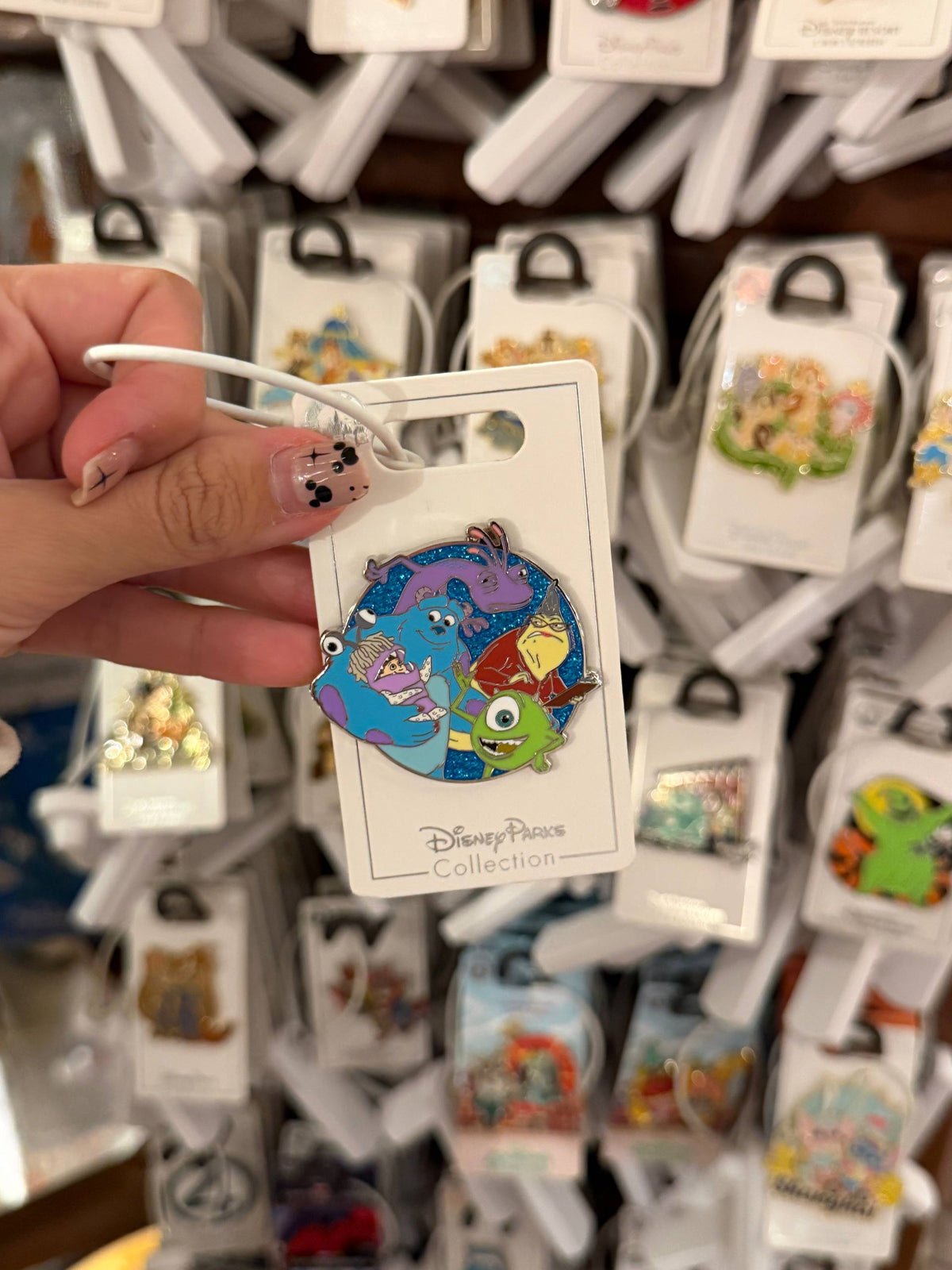 Pin Mike y Sulley de Monsters Inc con Fondo Brillante