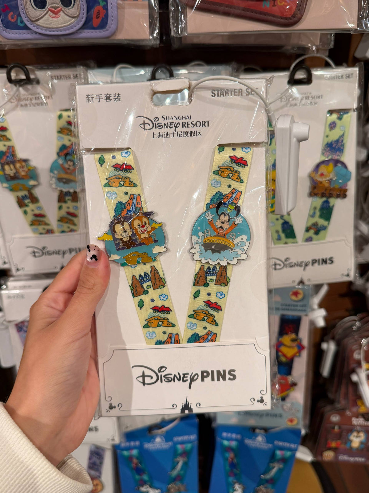 Set de Lanyard y Pines Disney Mickey y Chip y Dale