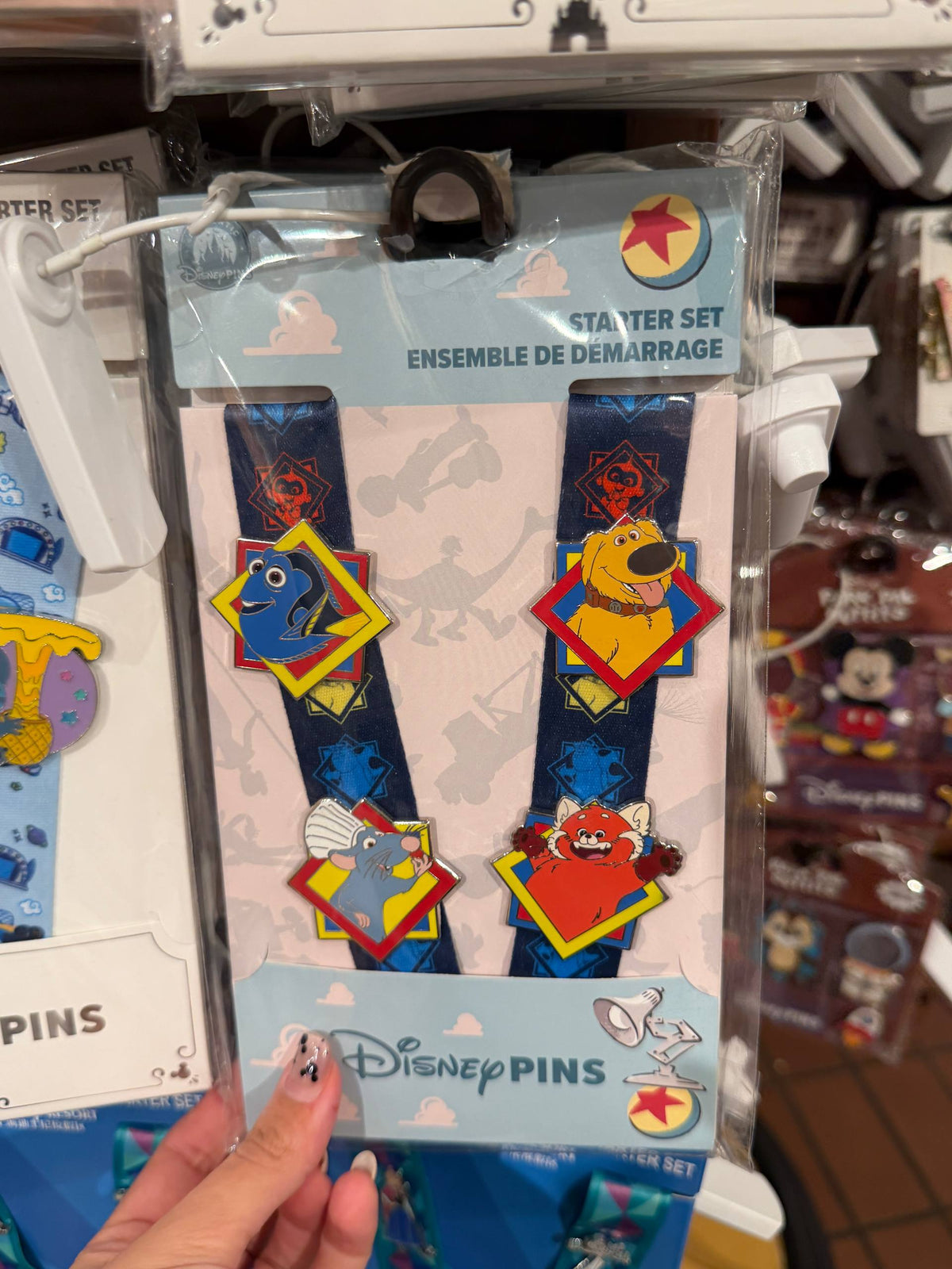 Set de Pines Disney Pixar Dory, Dug y Remy con Lanyard