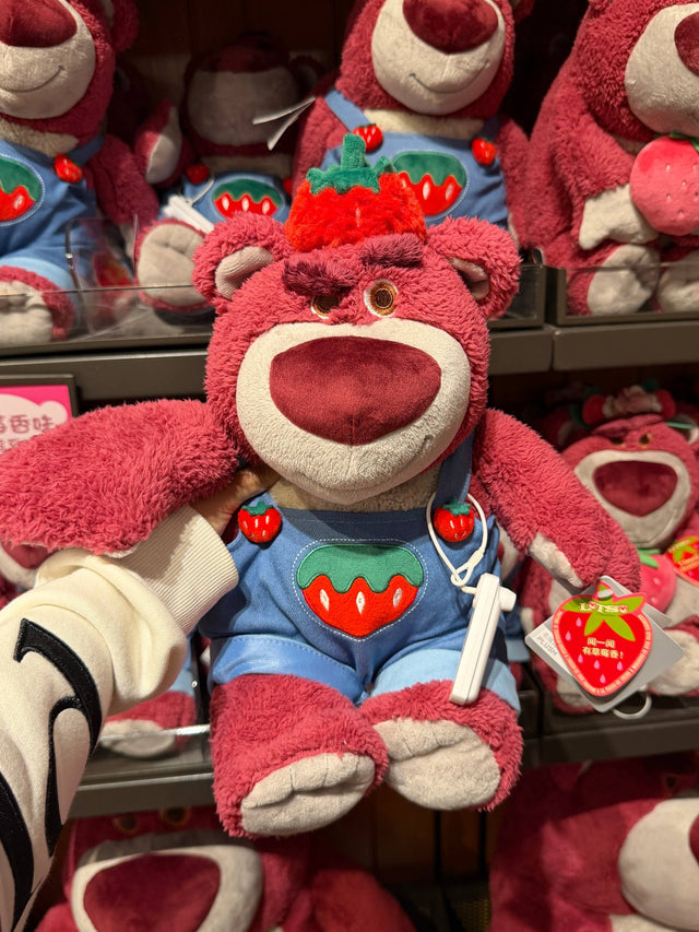 Peluche Lotso con Delantal de Frutilla