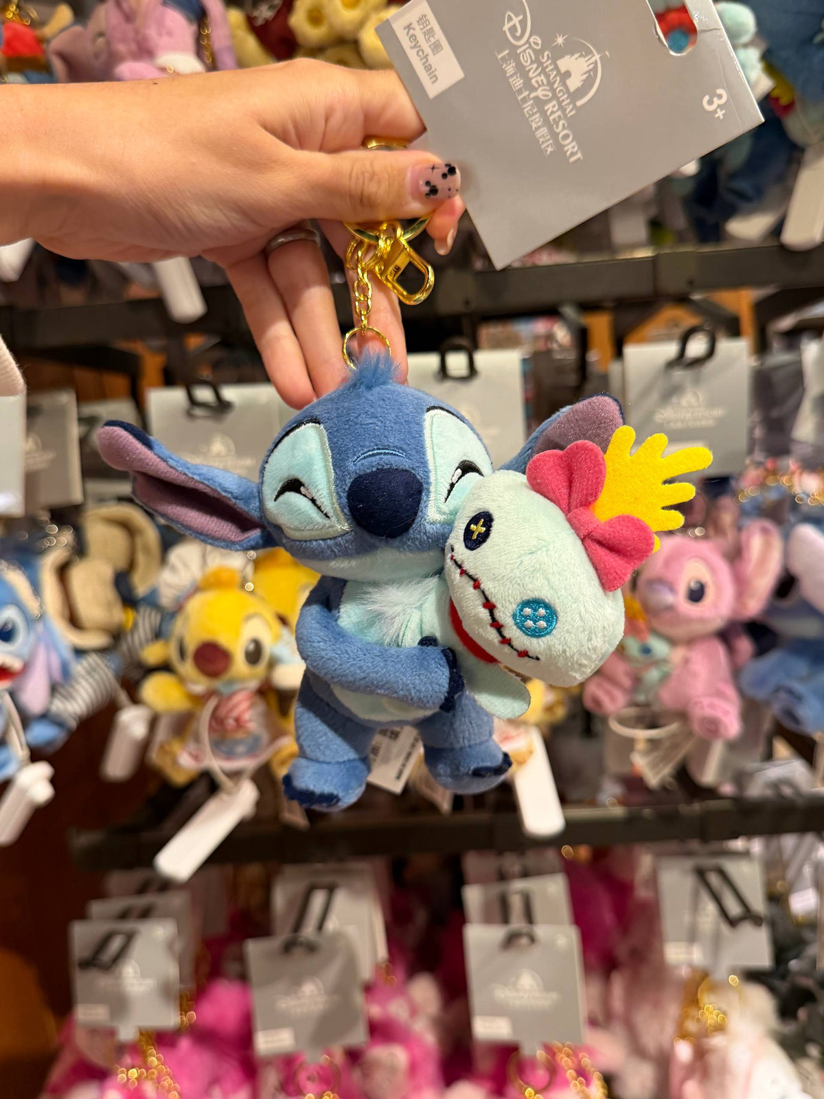 Llavero Stitch Abrazando un Muñeco