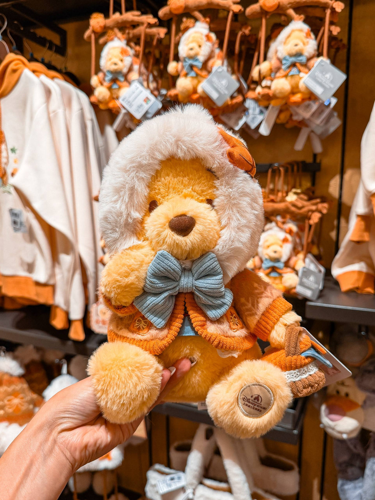 Peluche Winnie con Disfraz Naranjo y Lazo Azul