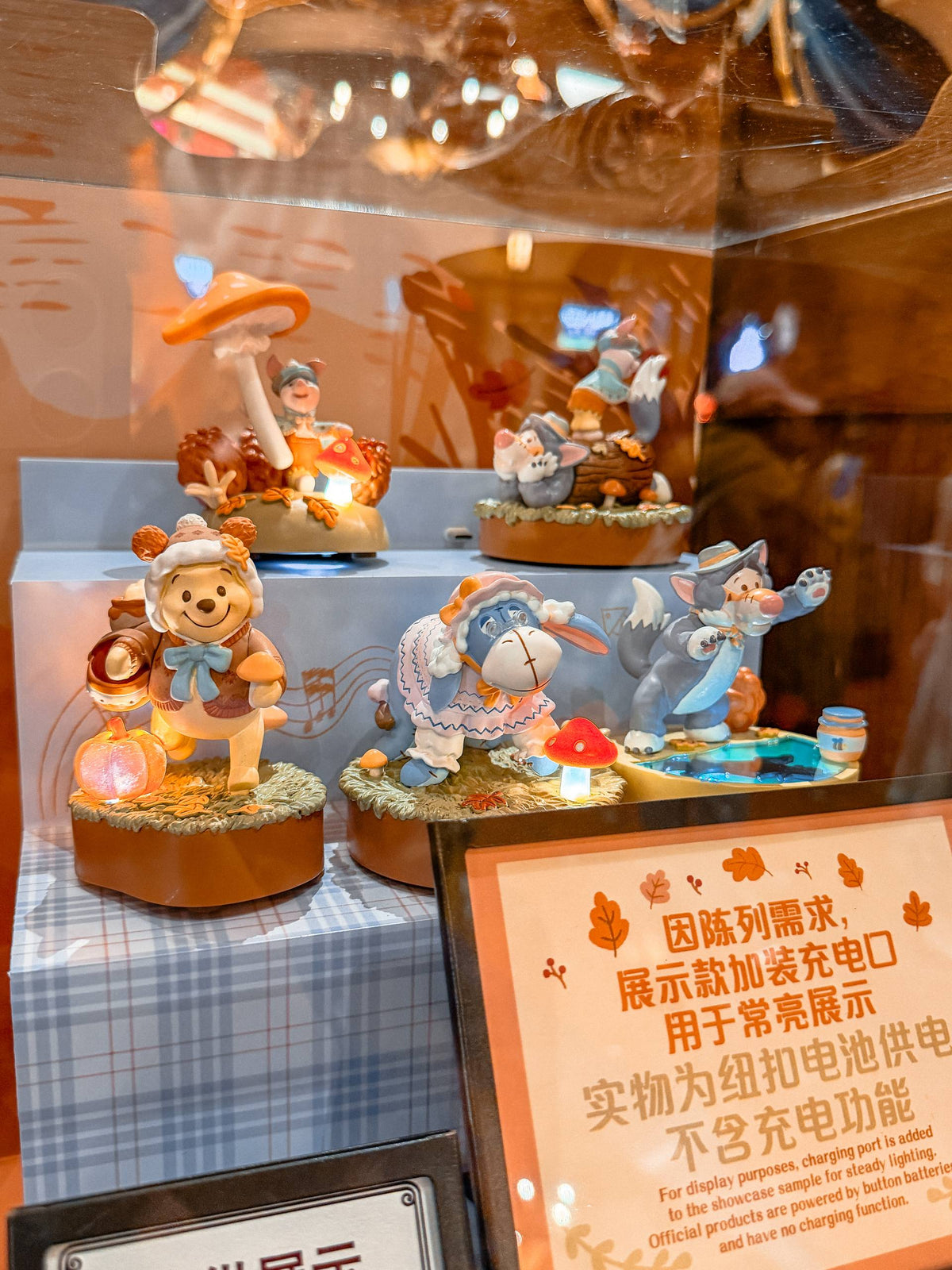 Figura Sorpresa Winnie con Atuendo Otoñal