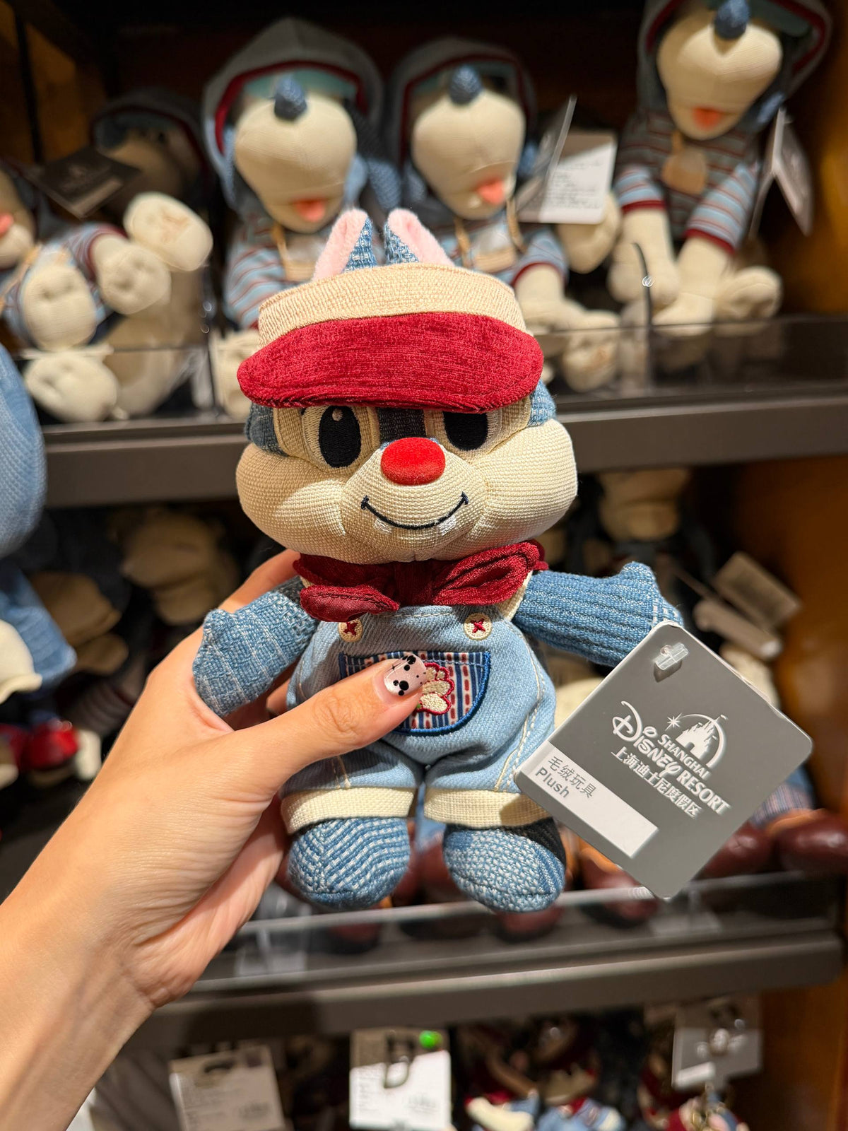 Peluche Chip con Gorro Rojo y Ropa Azul