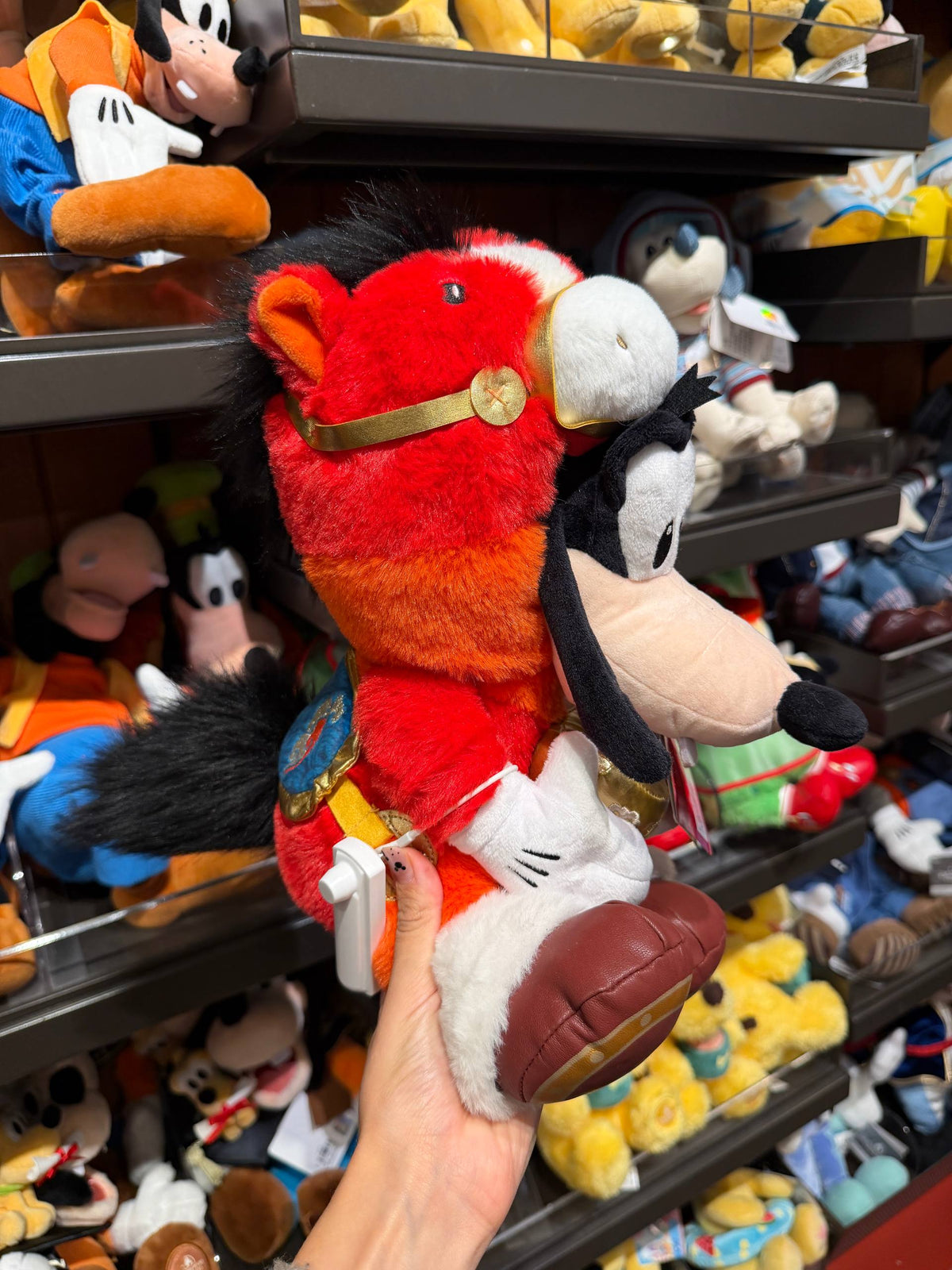 Peluche Goofy con Traje Rojo y Dorado